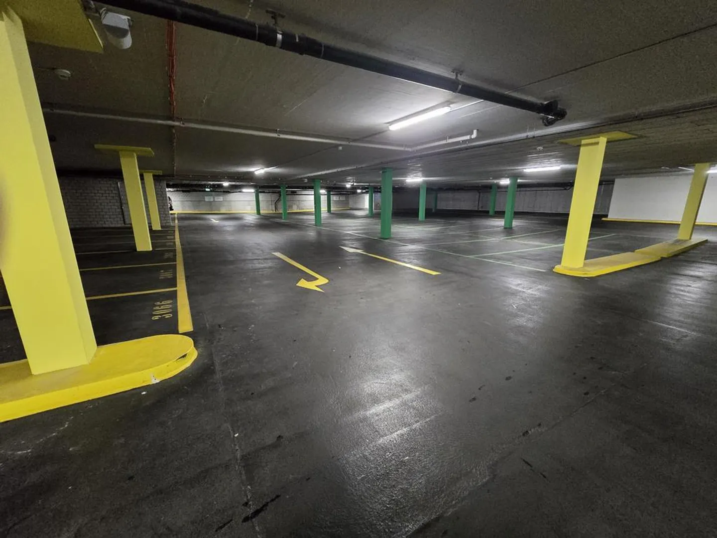 Parking spaces for rent directly at the train station - Photo 4 of 4