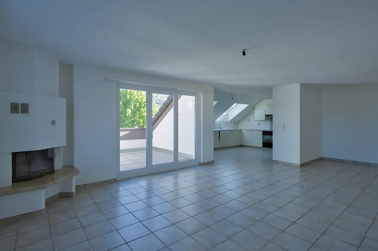 Geräumige Wohnung mit Terrasse - Foto 1 von 11