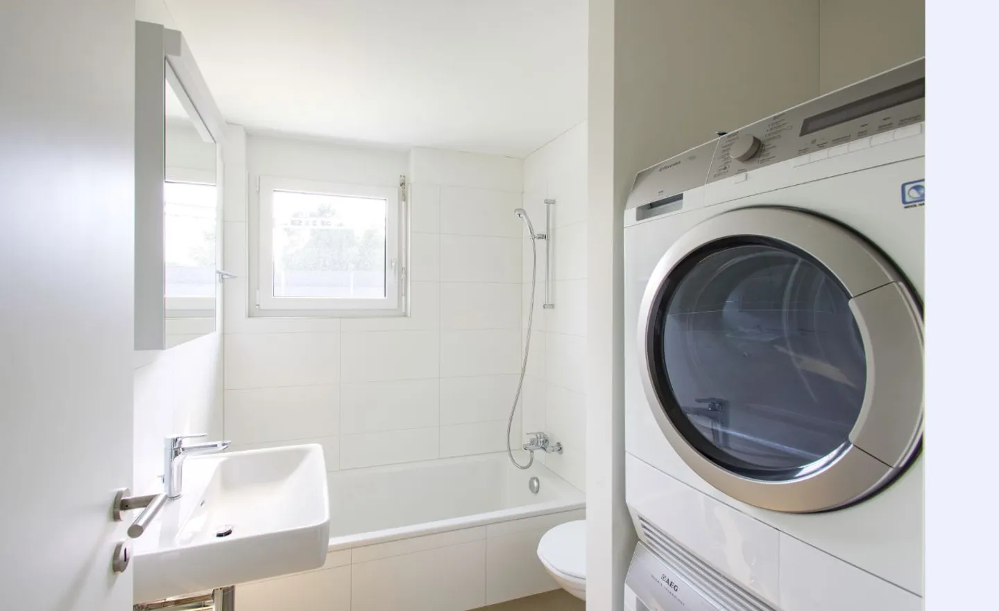 Modern in a Convenient Area for Travel - Photo 5 of 7