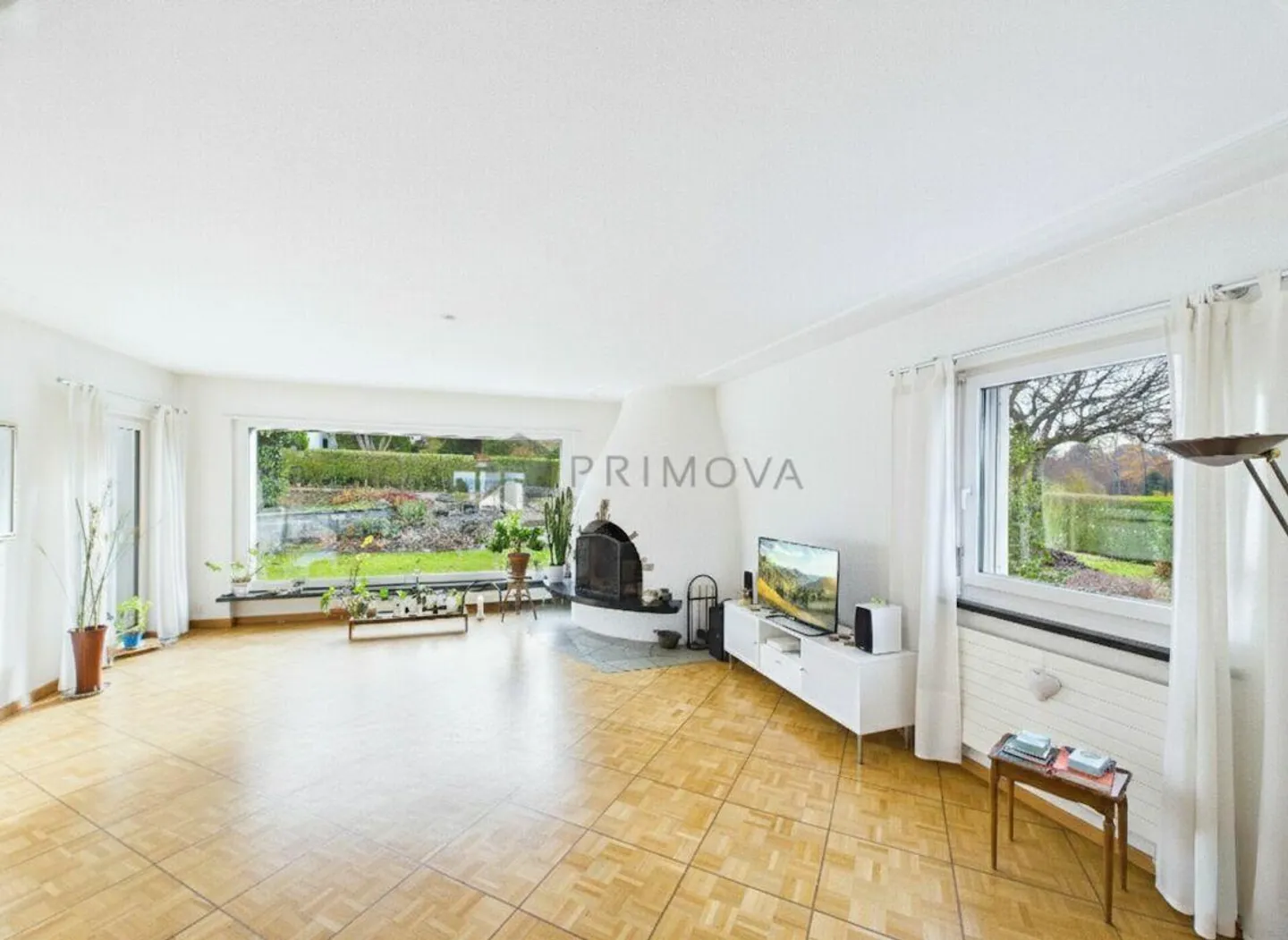 A House with Garden Paradise like from a Picture Book - Photo 2 of 6