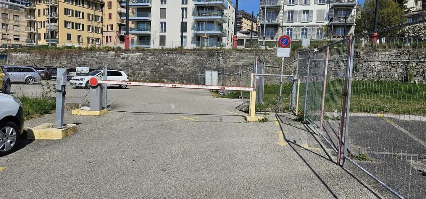 Außenparkplatz in der Nähe von Flon - Foto 2 von 5