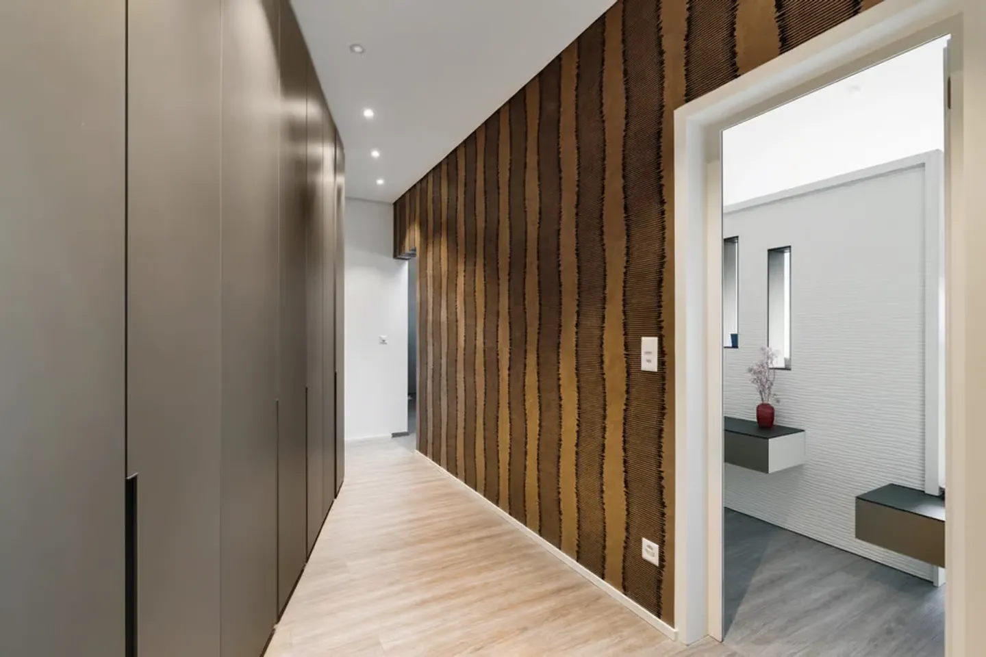 Modern property with swimming pool and unobstructed lake views - Foto 10 di 12
