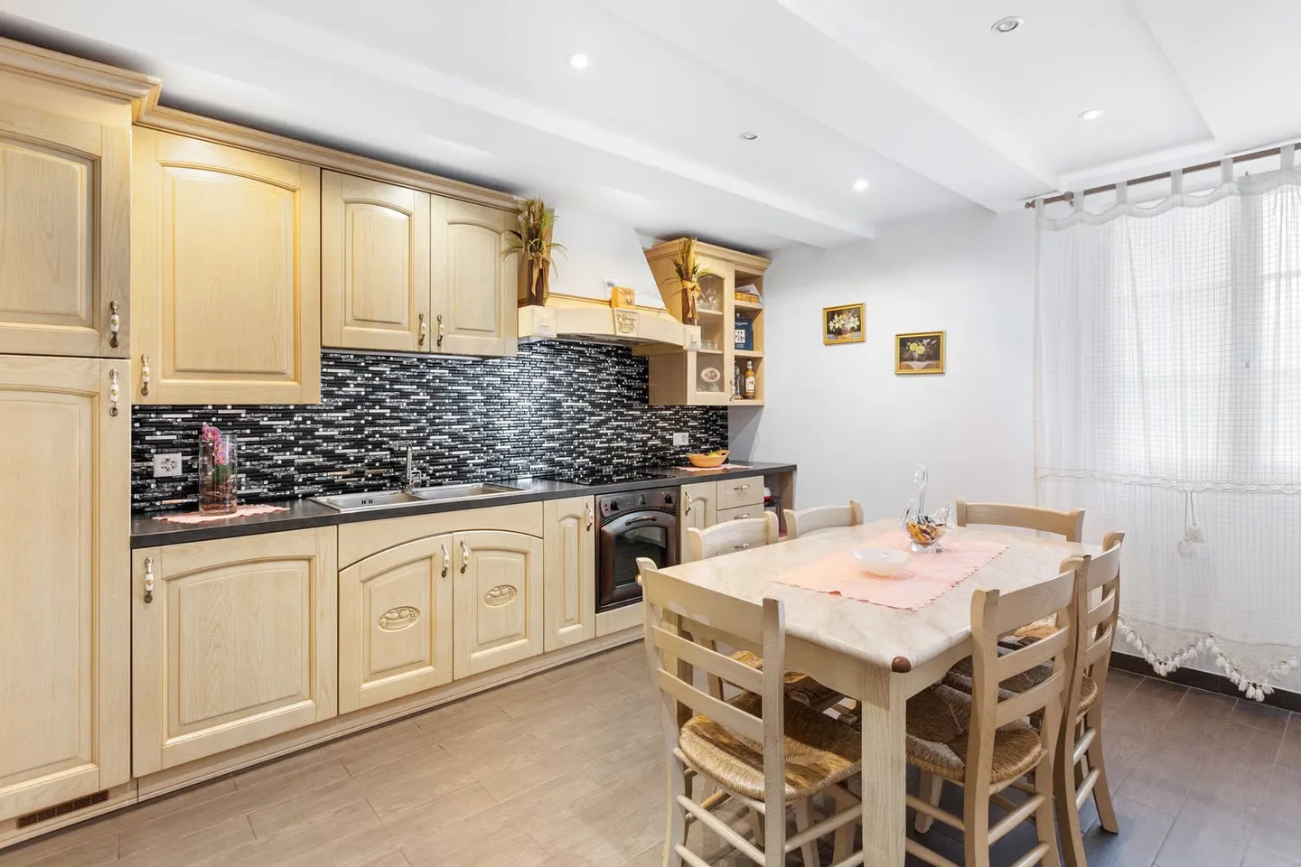 Charmante maison jumelée de 7 pièces avec flair italien et beaucoup de confort - Photo 3 sur 13