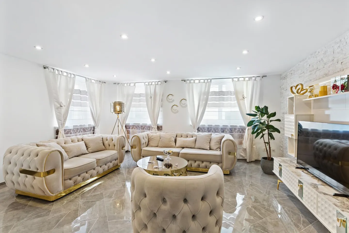 Charmante maison jumelée de 7 pièces avec flair italien et beaucoup de confort - Photo 2 sur 13