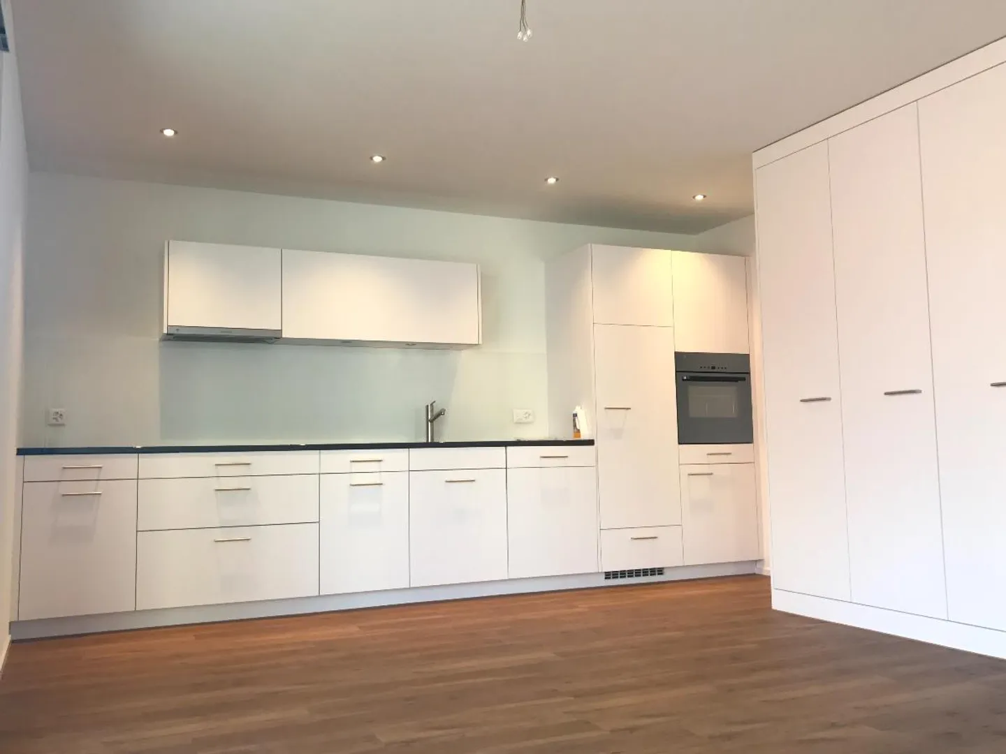 Appartamento moderno di 2,5 stanze in affitto - Foto 3 di 8