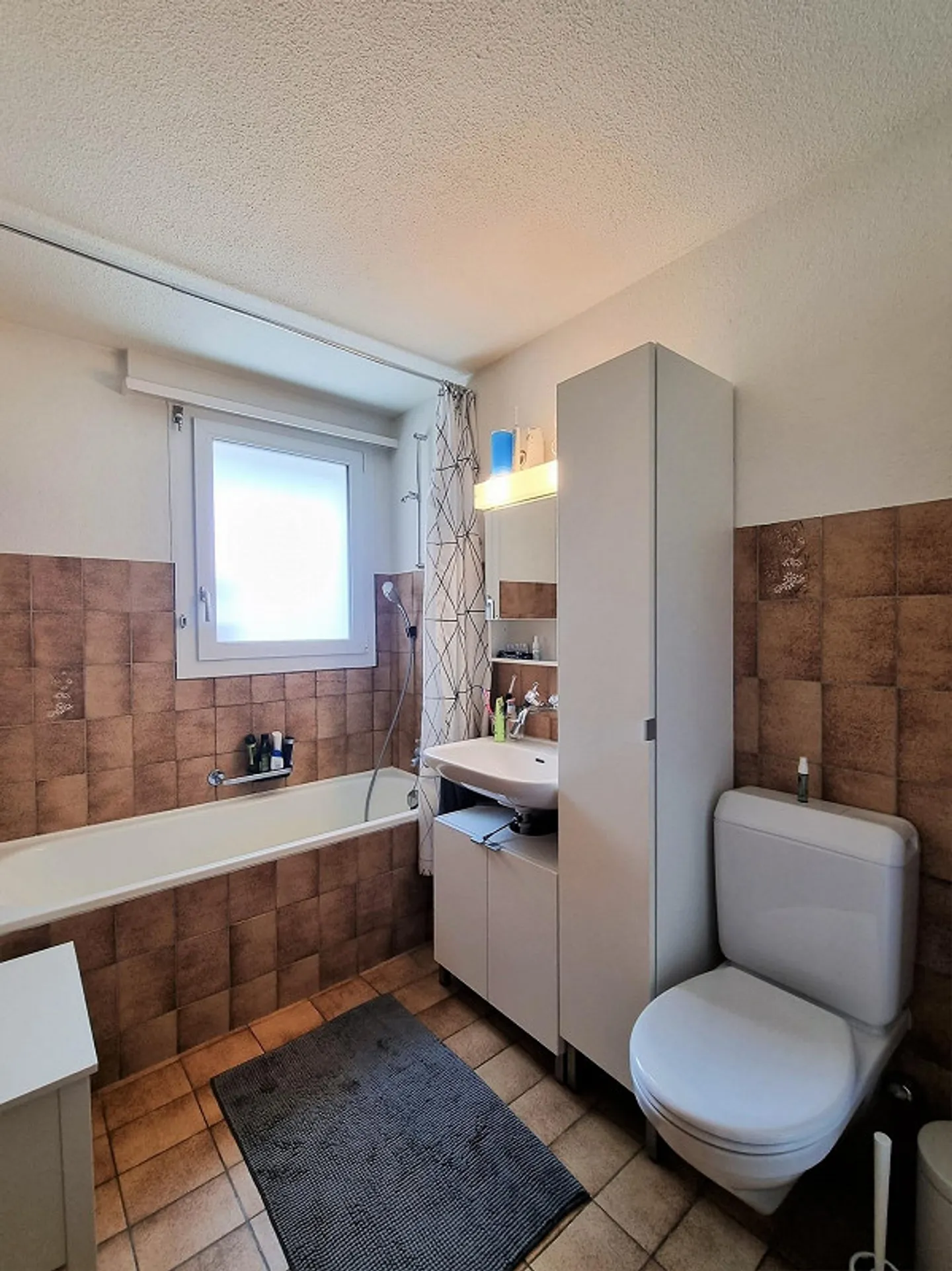 Grand appartement de 3,5 pièces, confortable, dans un emplacement central - Photo 9 sur 14