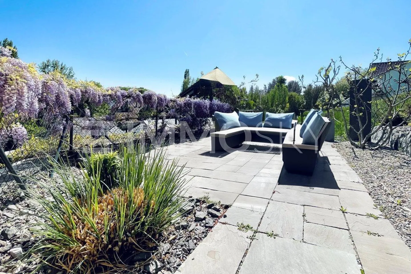 Vallamand: Terraced House with 6.5 Rooms and View of Lake Murten - Photo 3 of 5