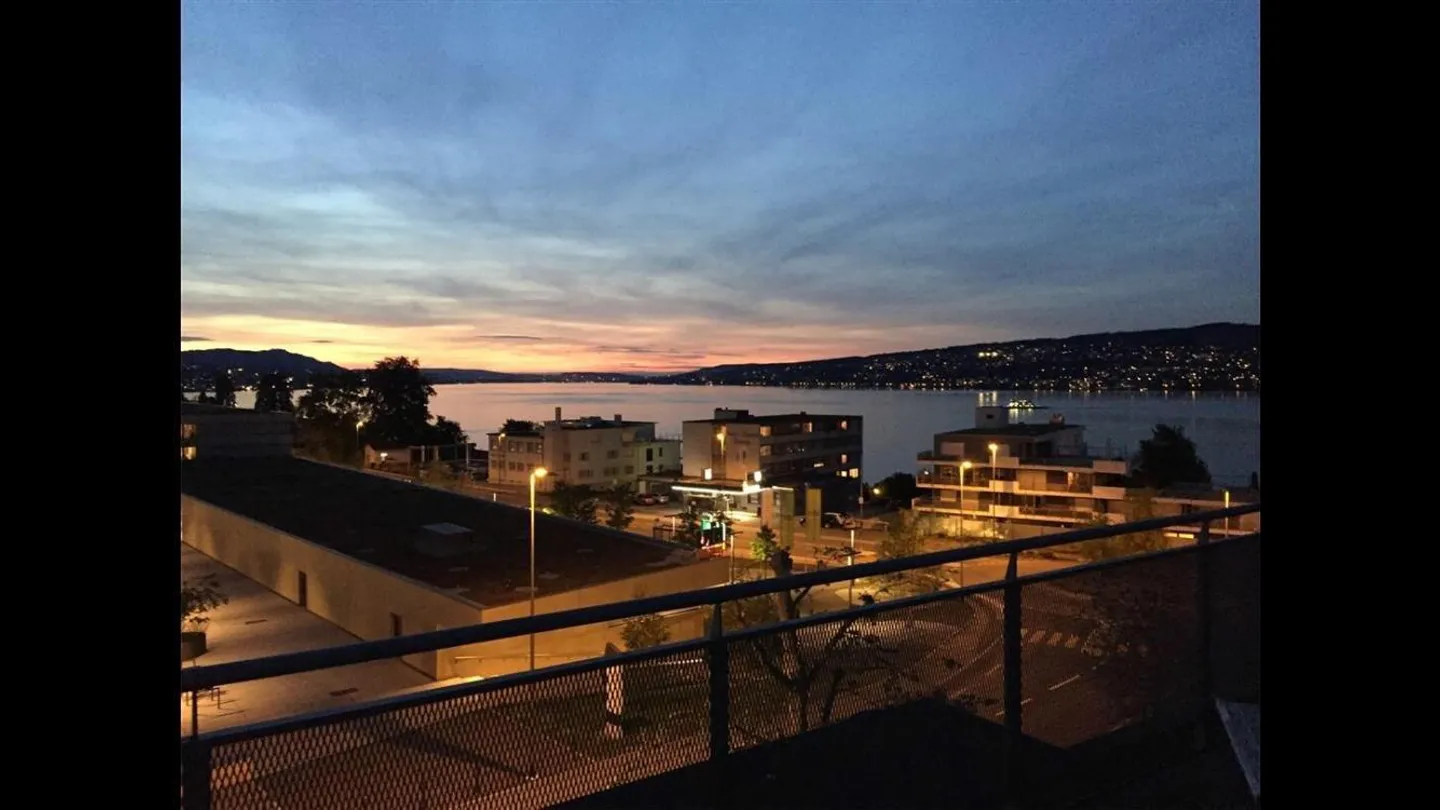 2.5-Zimmer-Attikawohnung mit traumhafter Seesicht in Horgen - Foto 1 von 7