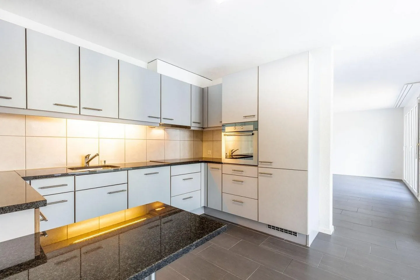 Moderno appartamento di 3,5 stanze con balcone vetrato - Foto 2 di 13