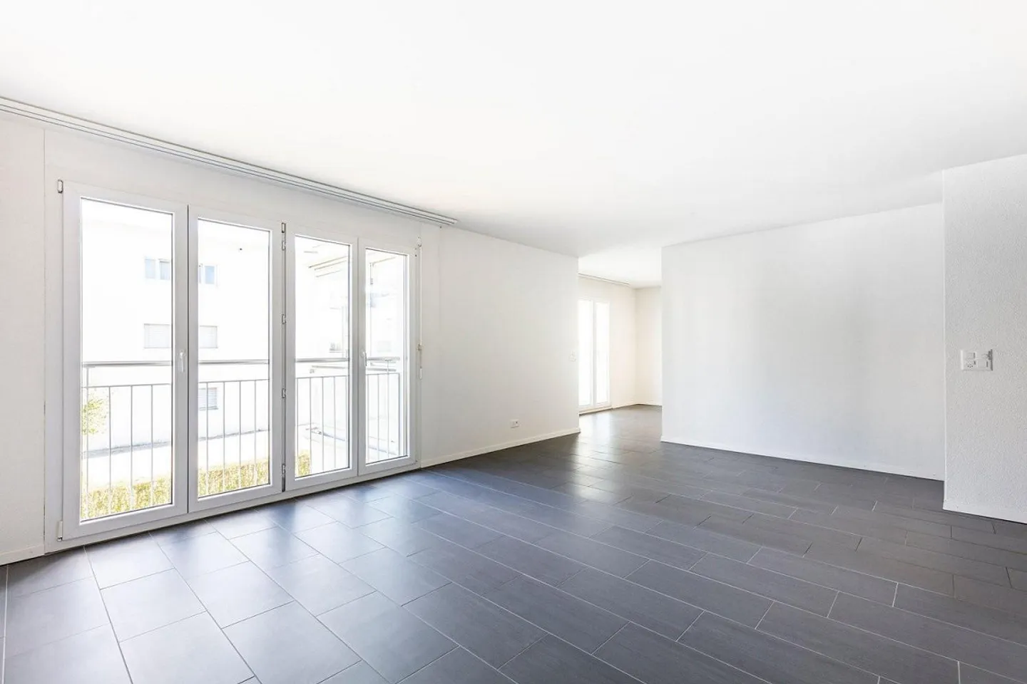 Moderno appartamento di 3,5 stanze con balcone vetrato - Foto 3 di 13