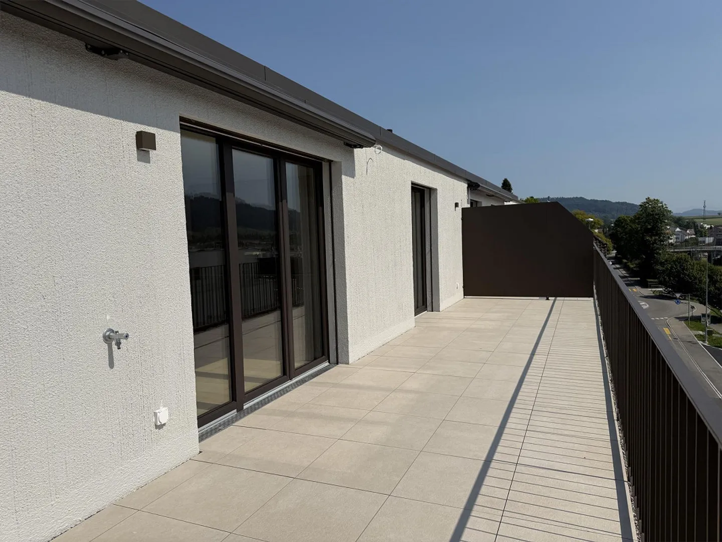 Moderno appartamento attico di 3,5 stanze con terrazza solare ad Aadorf - Foto 1 di 13