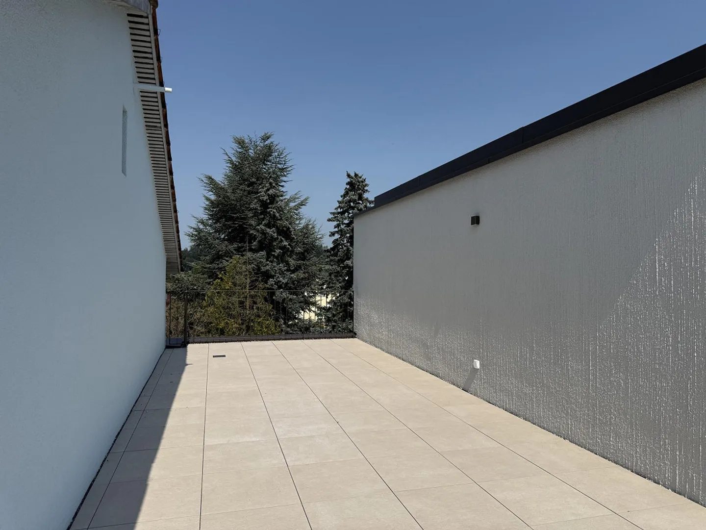 Moderno appartamento attico di 3,5 stanze con terrazza solare ad Aadorf - Foto 2 di 13