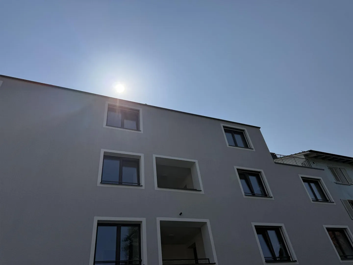 Moderno appartamento attico di 3,5 stanze con terrazza solare ad Aadorf - Foto 3 di 13
