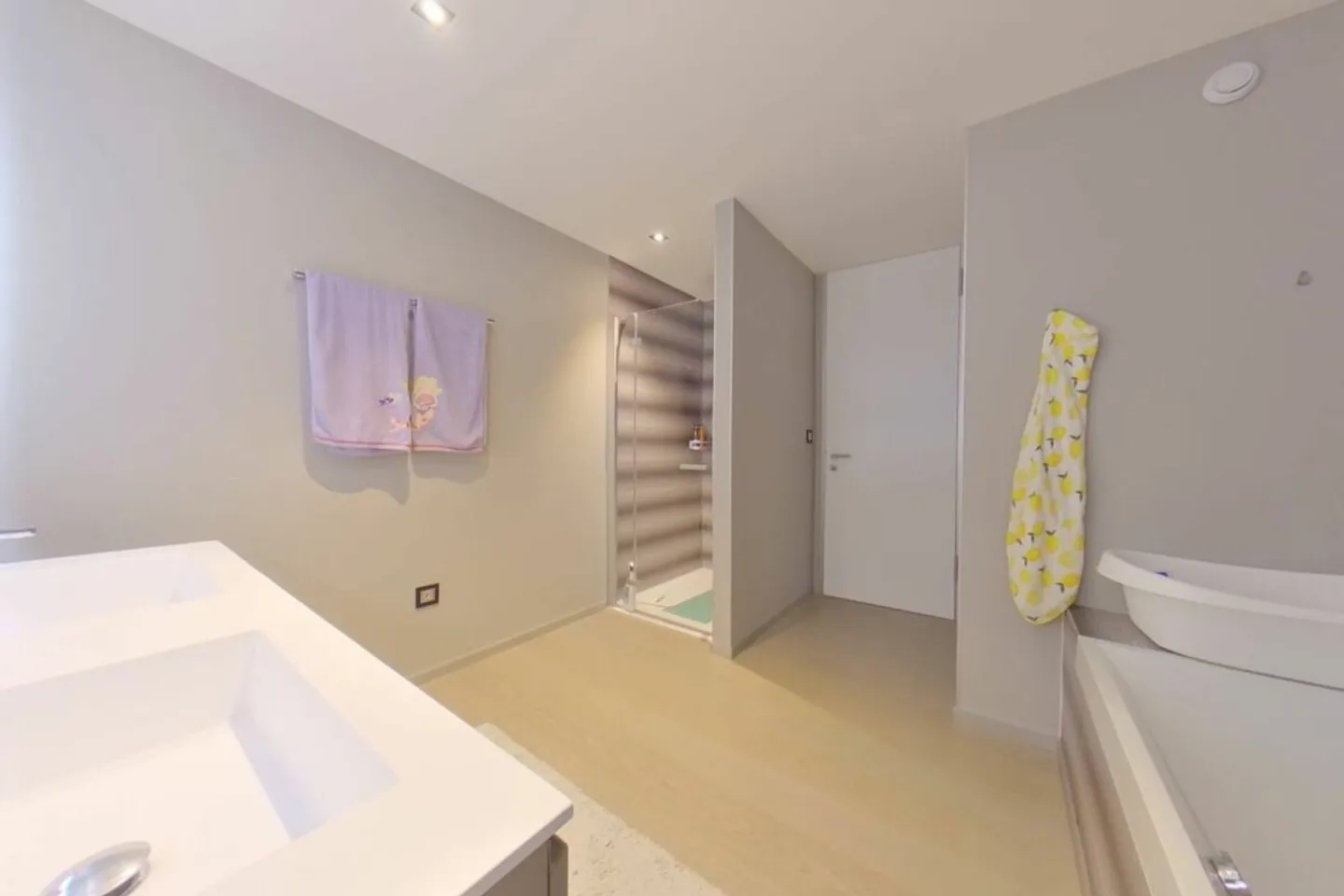Zeitgenössische Triplex-Villa - Foto 9 von 11