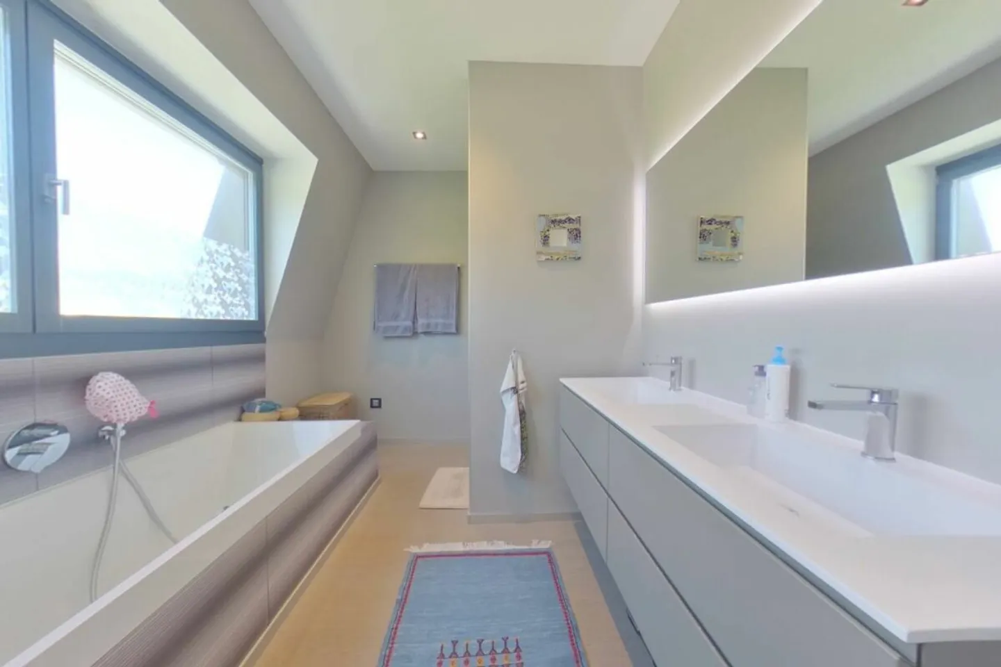 Zeitgenössische Triplex-Villa - Foto 10 von 11