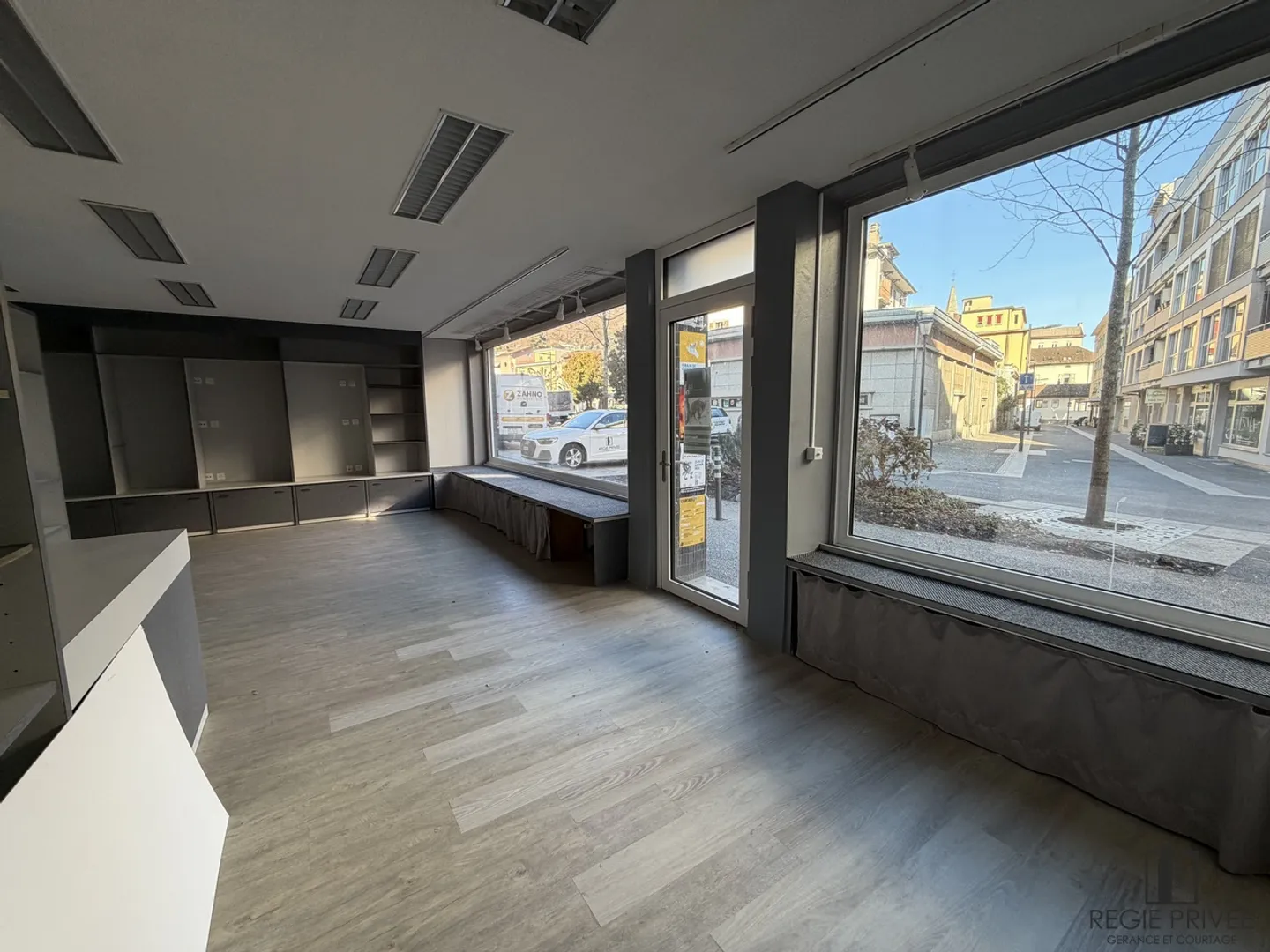 Locale con superficie di vendita al piano terra e vetrina - Foto 1 di 8