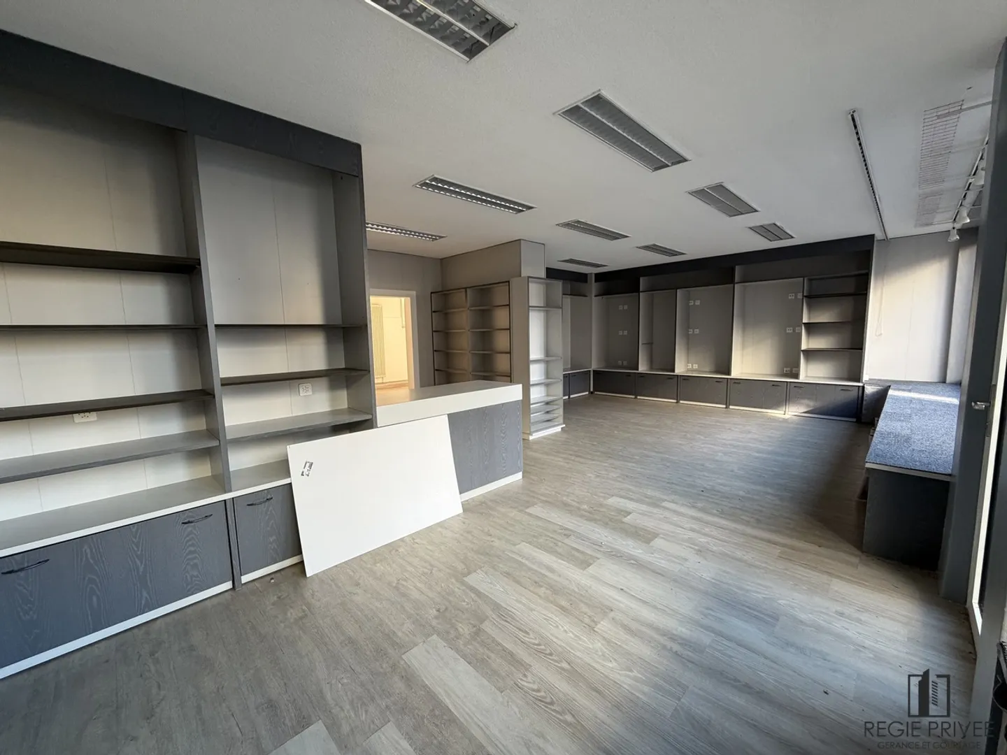 Locale con superficie di vendita al piano terra e vetrina - Foto 3 di 8