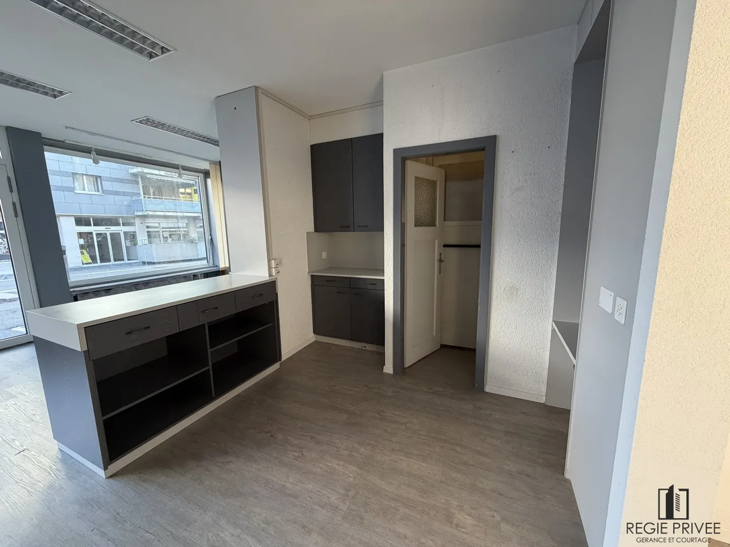 Locale con superficie di vendita al piano terra e vetrina - Foto 4 di 8