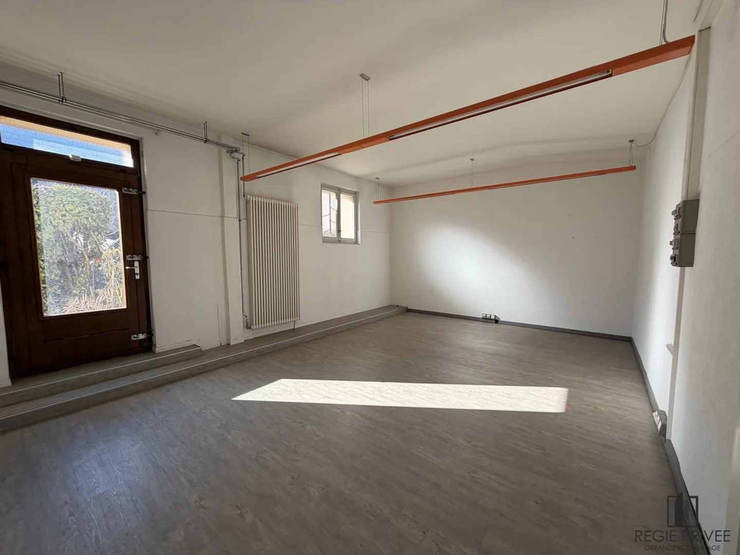 Locale con superficie di vendita al piano terra e vetrina - Foto 5 di 8