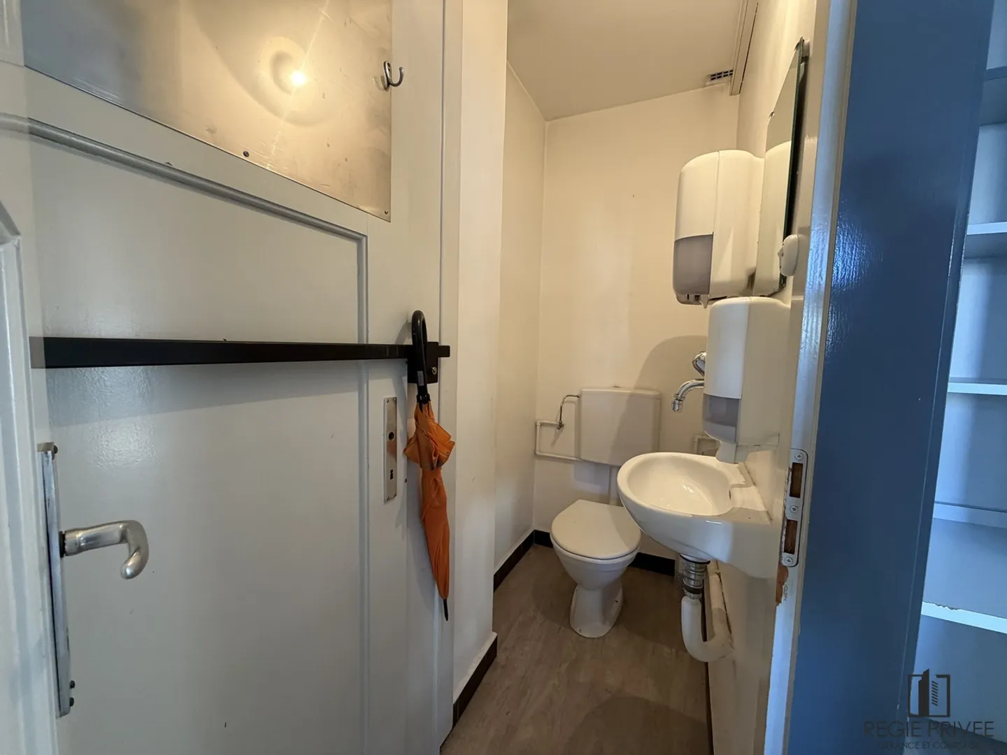 Locale con superficie di vendita al piano terra e vetrina - Foto 6 di 8