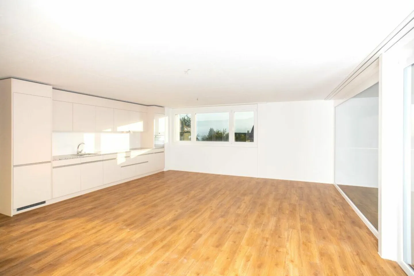 Appartement lumineux avec grand balcon - Photo 3 sur 12
