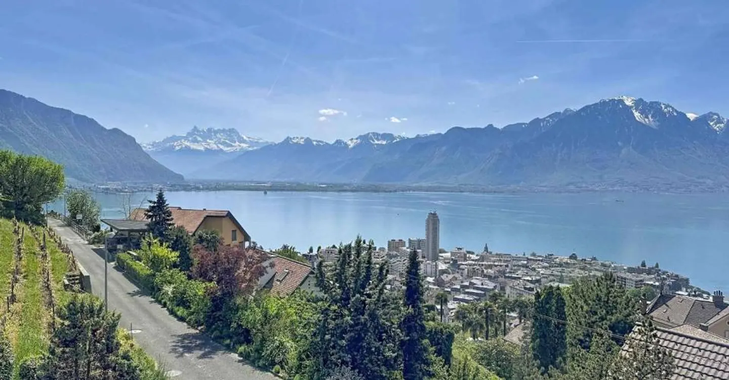 Charming Apartment with Lake View - Photo 2 of 11