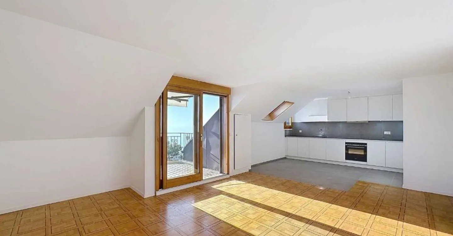 Charming Apartment with Lake View - Photo 3 of 11