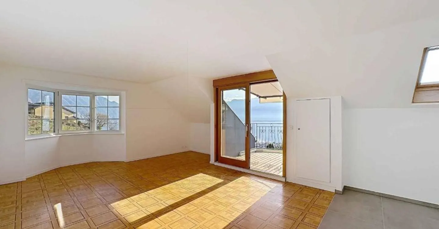 Charming Apartment with Lake View - Photo 4 of 11