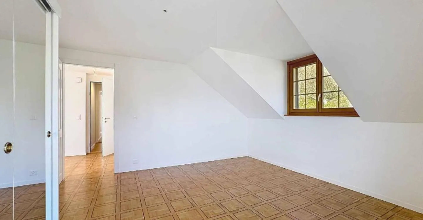 Charming Apartment with Lake View - Photo 6 of 11