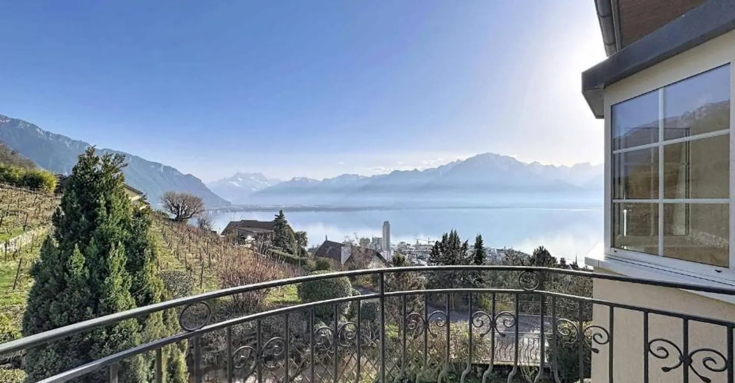 Charming Apartment with Lake View - Photo 8 of 11