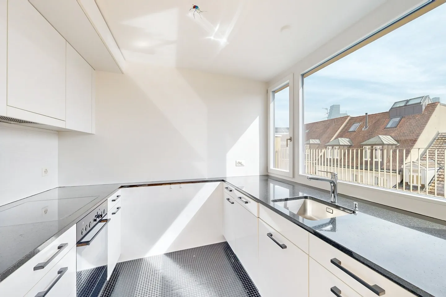 Attractive penthouse apartment with spacious roof terrace - Photo 2 of 10