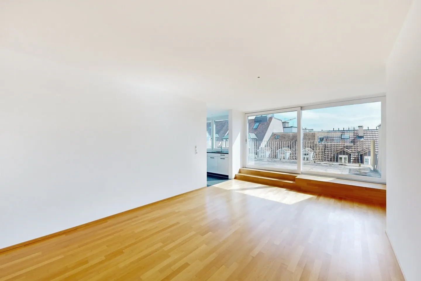 Attractive penthouse apartment with spacious roof terrace - Photo 3 of 10