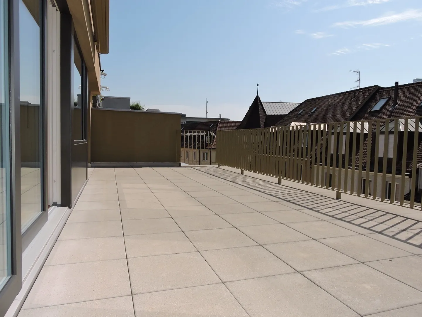 Attractive penthouse apartment with spacious roof terrace - Photo 4 of 10