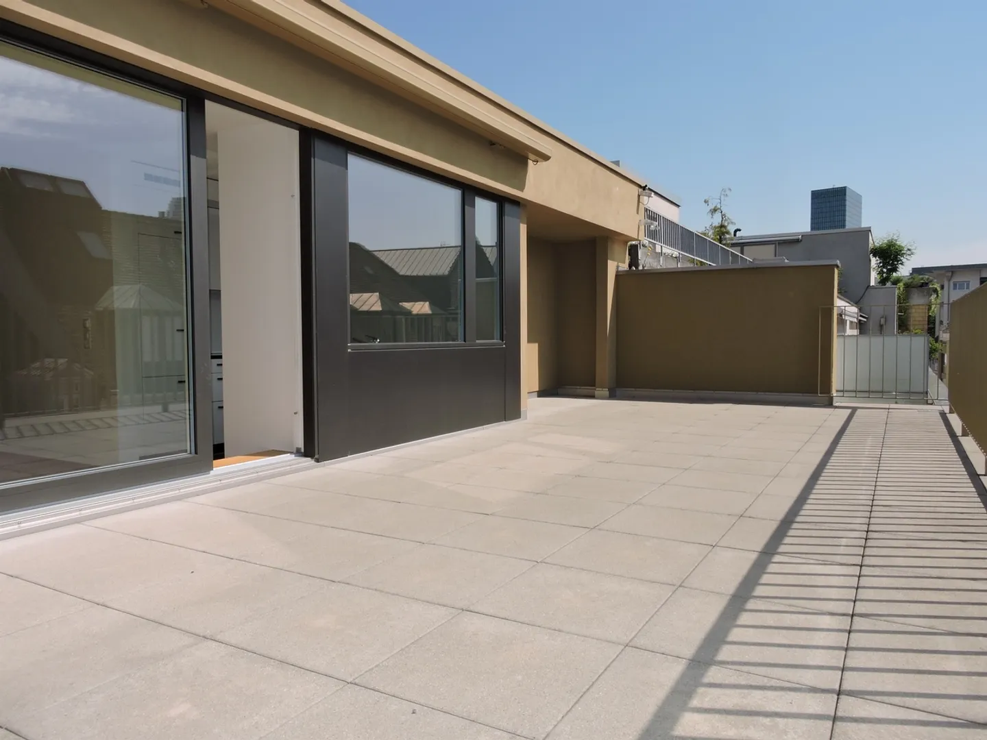 Attractive penthouse apartment with spacious roof terrace - Photo 5 of 10
