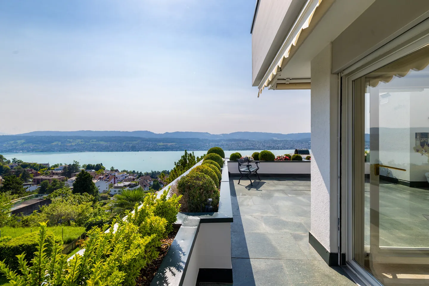 Maisonettewohnung in Erlenbach mit See-Panorama und grossen Terrassen - Foto 1 von 5
