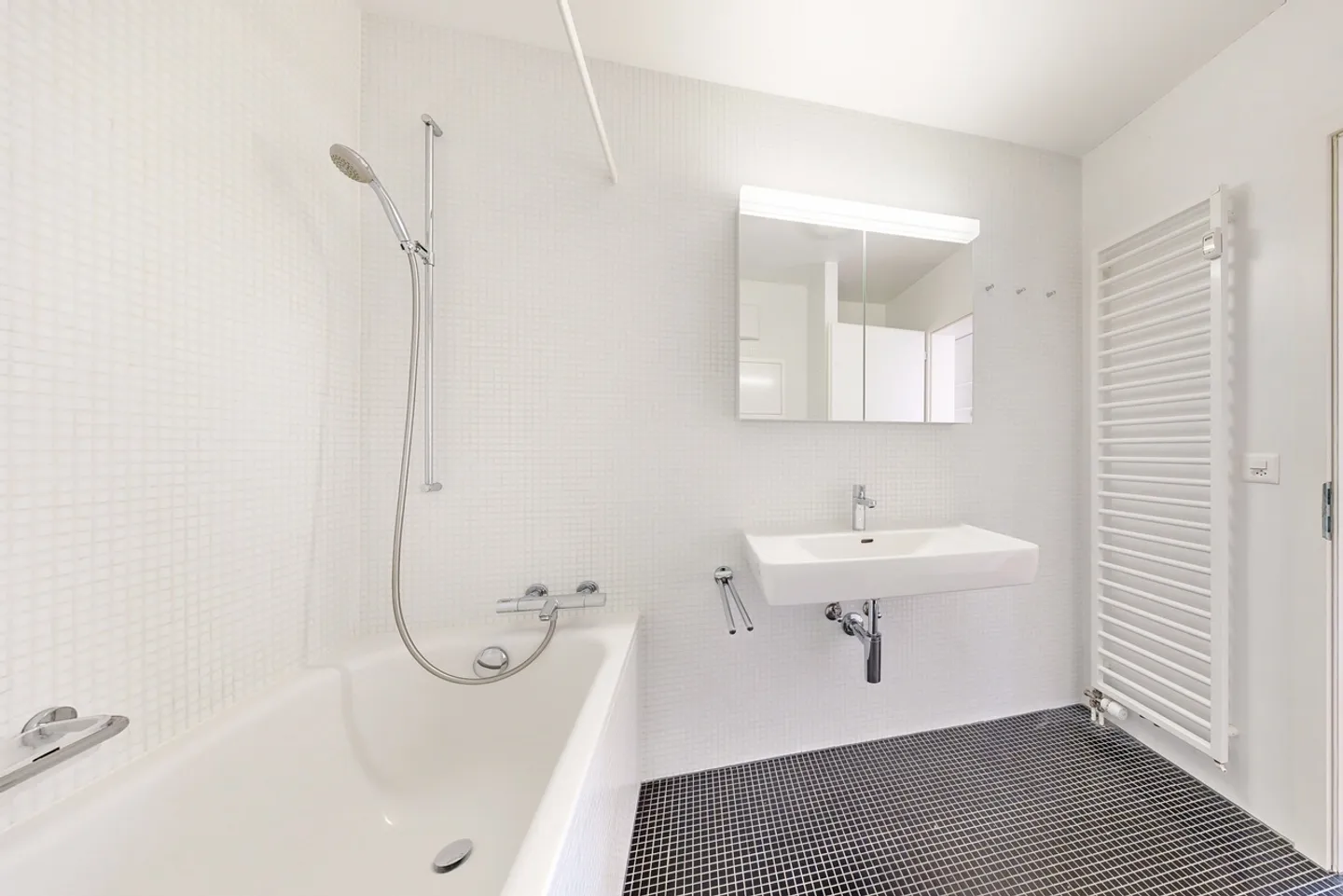 Attractive penthouse apartment with spacious roof terrace - Photo 9 of 10