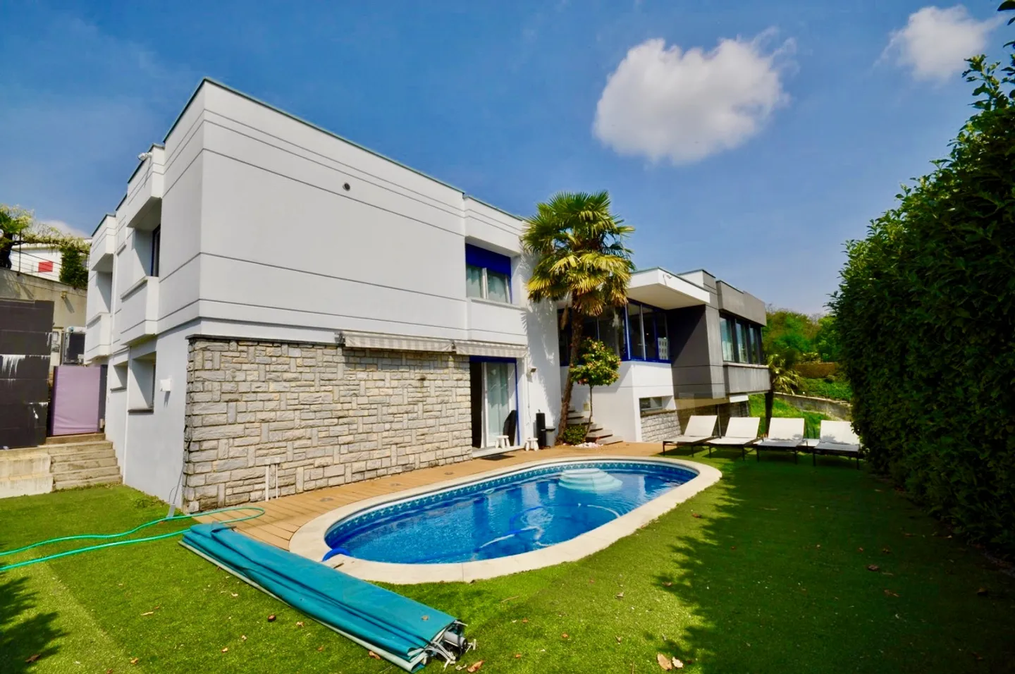 Prestigeträchtige Villa mit Pool und Panoramablick auf See und Berge - Foto 1 von 20