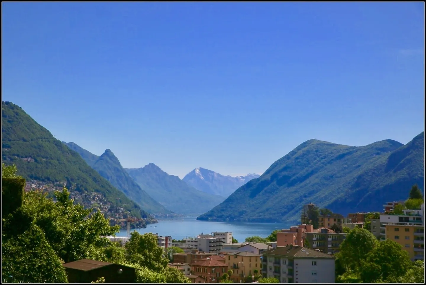 Prestigeträchtige Villa mit Pool und Panoramablick auf See und Berge - Foto 3 von 20