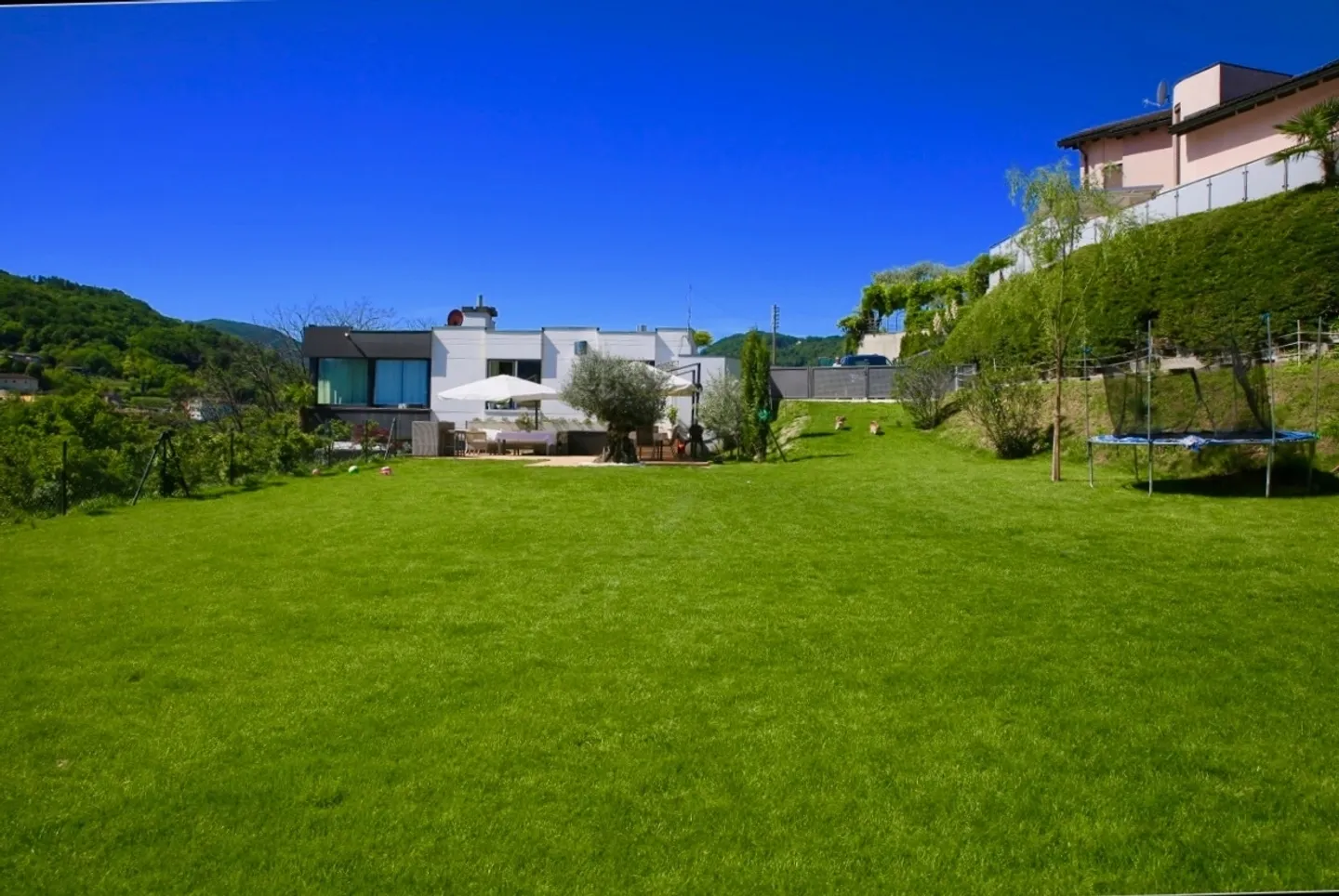 Prestigeträchtige Villa mit Pool und Panoramablick auf See und Berge - Foto 6 von 20