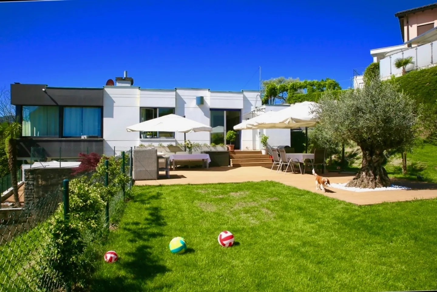 Prestigeträchtige Villa mit Pool und Panoramablick auf See und Berge - Foto 5 von 20