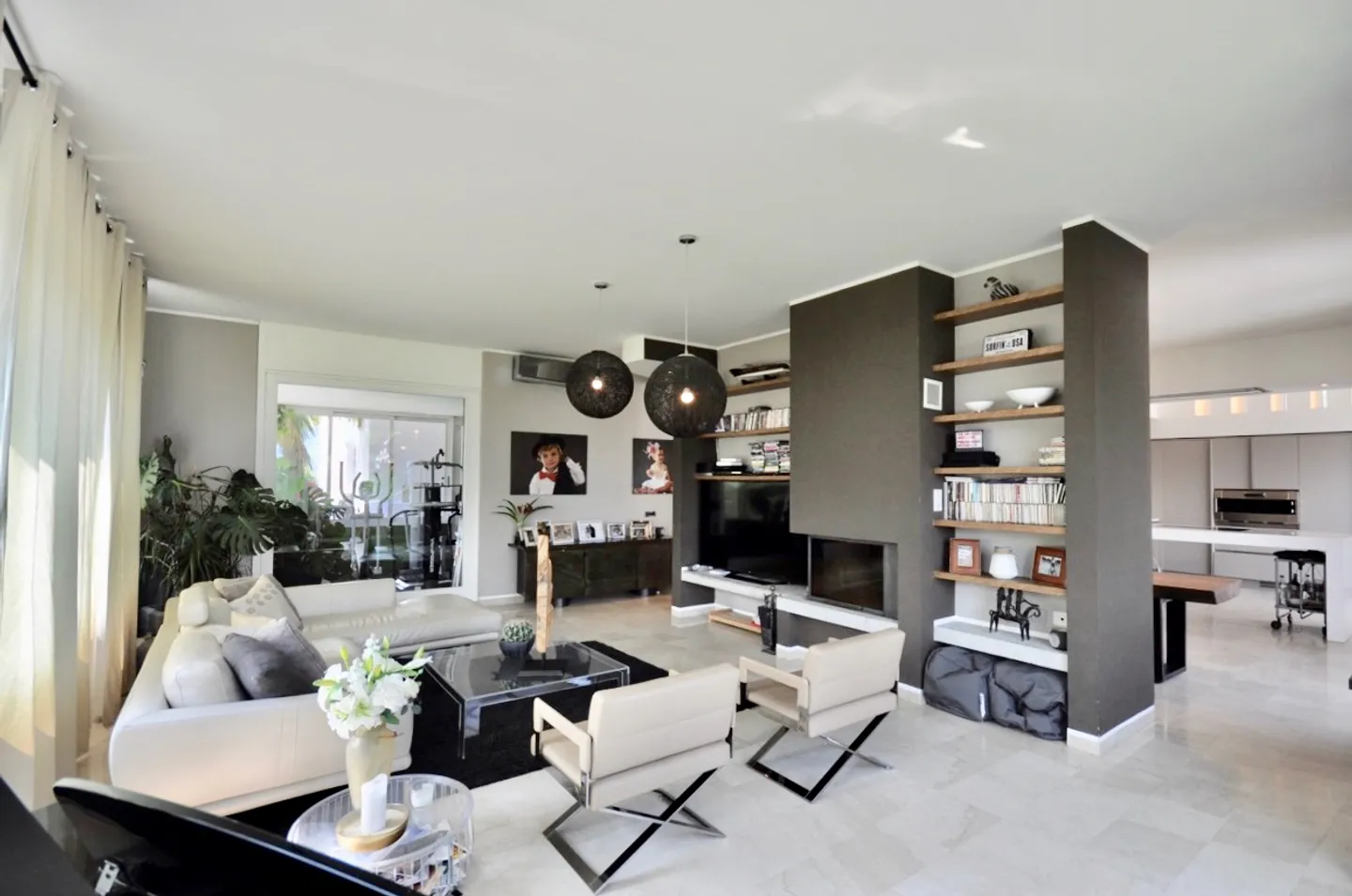 Prestigeträchtige Villa mit Pool und Panoramablick auf See und Berge - Foto 10 von 20