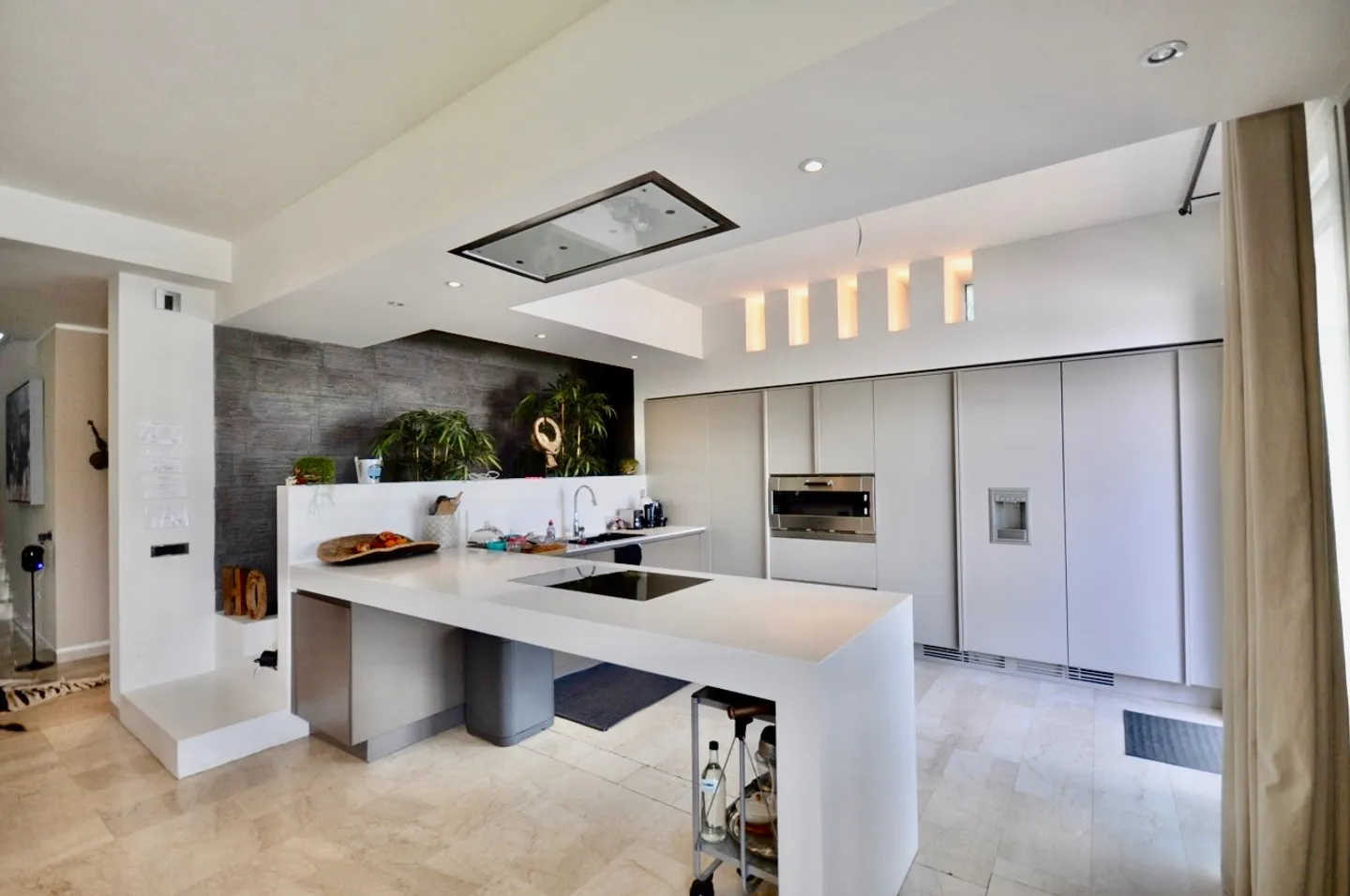 Prestigeträchtige Villa mit Pool und Panoramablick auf See und Berge - Foto 12 von 20