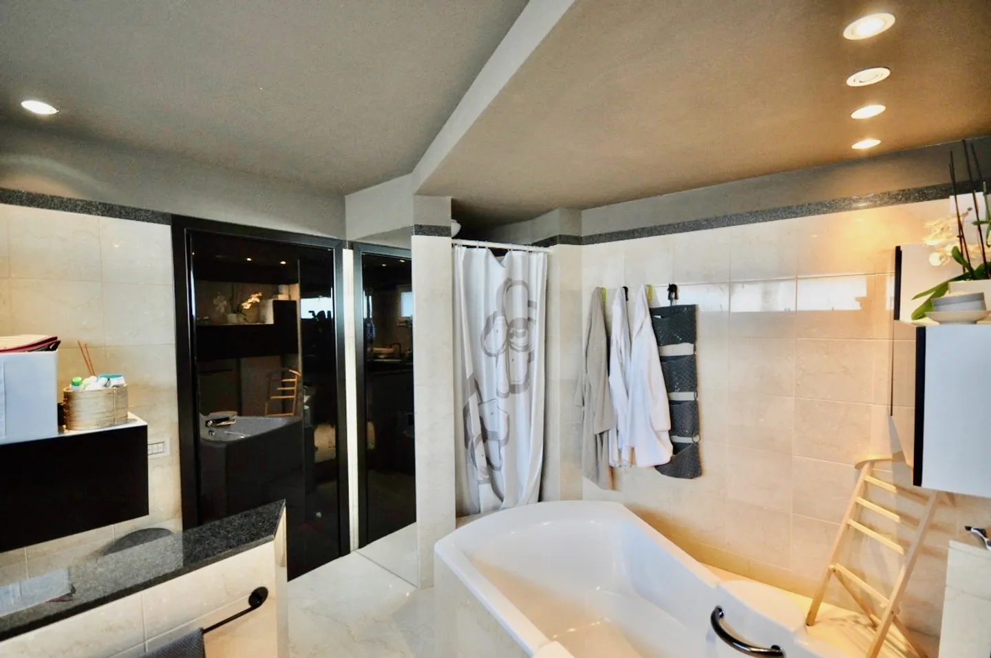 Prestigeträchtige Villa mit Pool und Panoramablick auf See und Berge - Foto 16 von 20