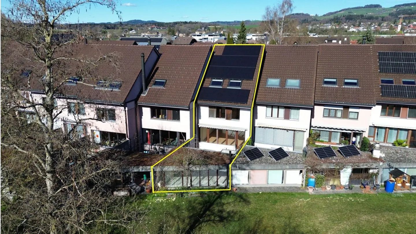 Family-Friendly Row House - Photo 13 of 16