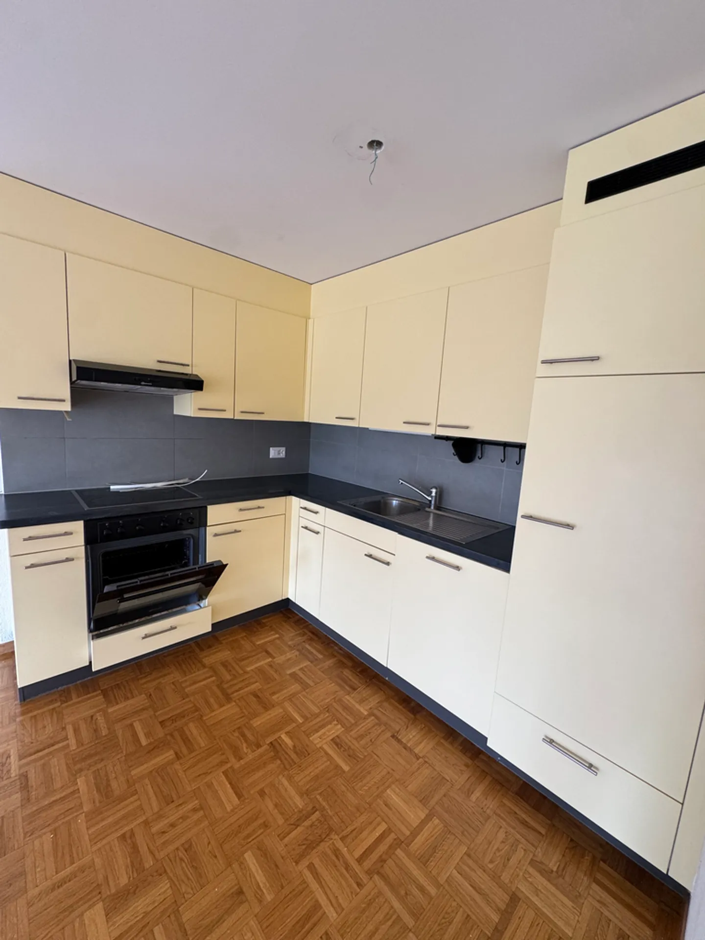 Beautiful apartment in a quiet neighborhood - Photo 3 of 5