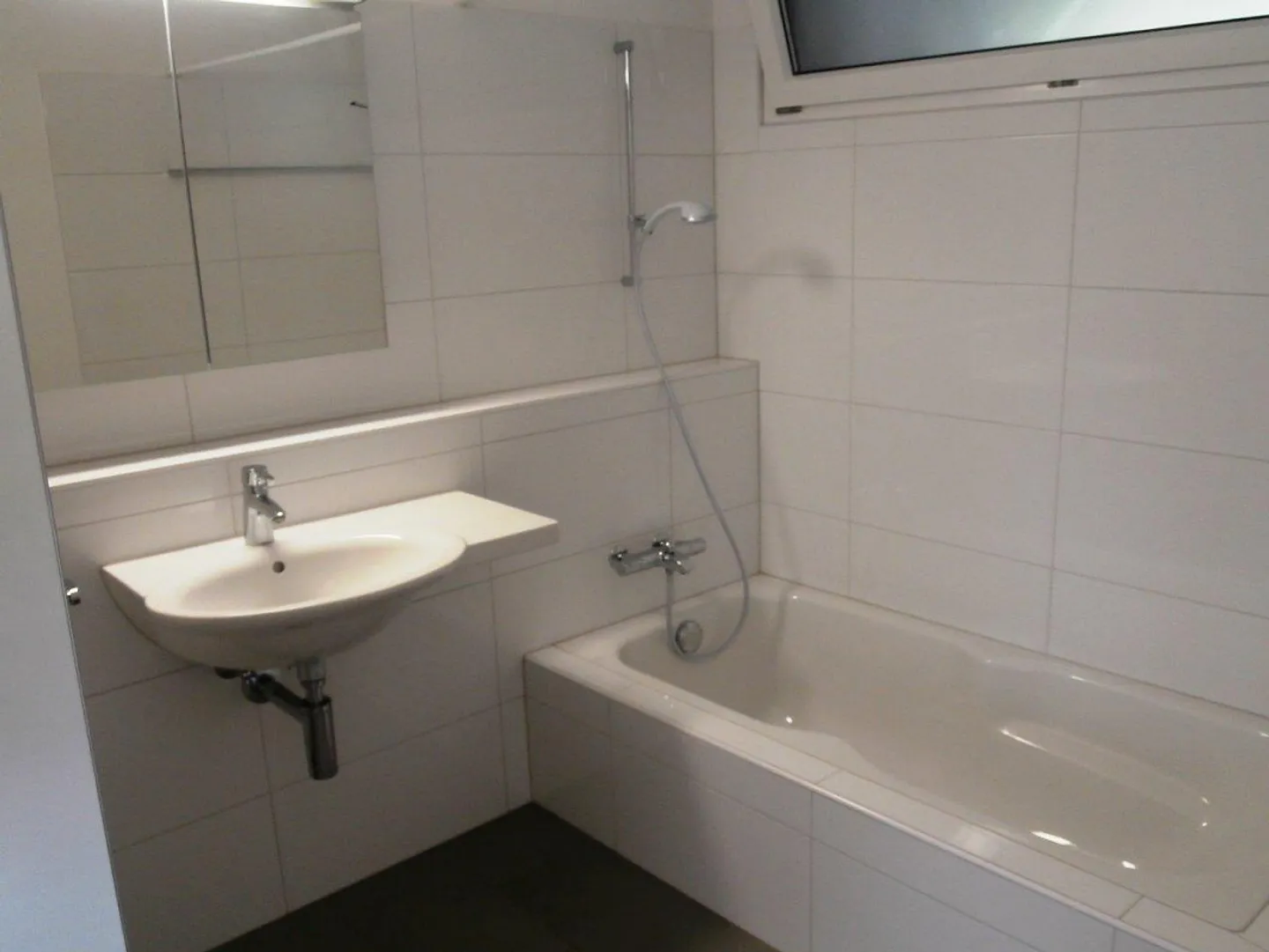 Appartamento 2,5 locali con terrazza solare di 25 m2 e lavatrice/asciugatrice - Foto 3 di 5