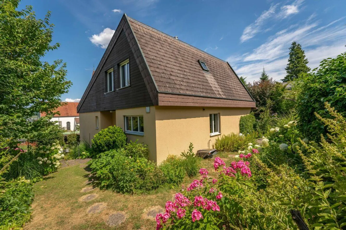 Es schmucks 5.5-Zimmer-Eifamiliehuus mit viel Potenzial - Foto 2 von 12