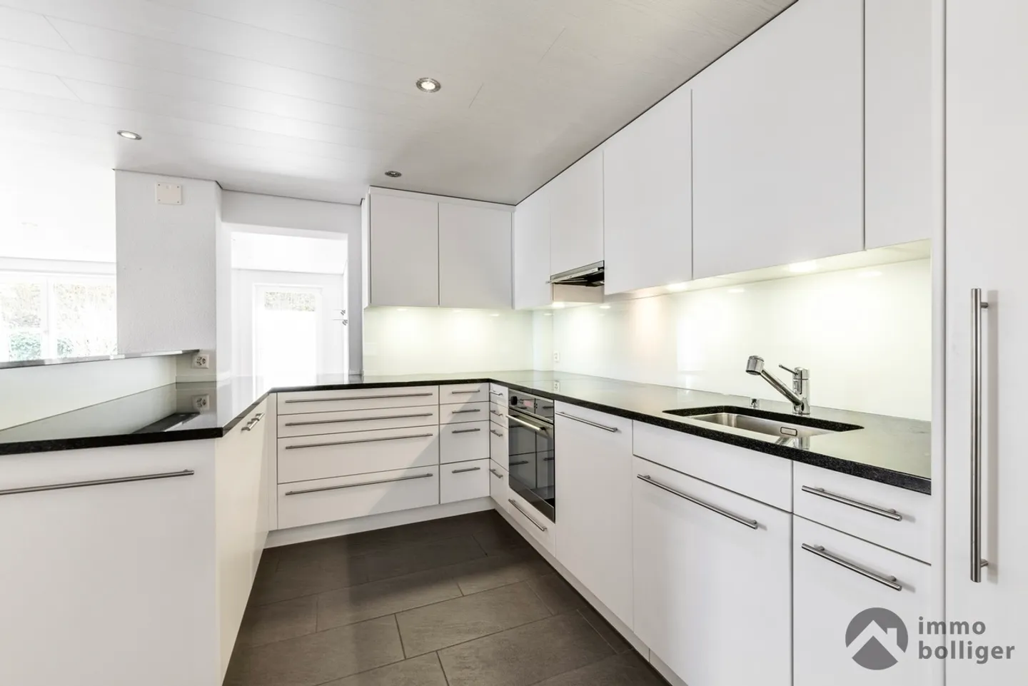 La storia incontra la modernità: Casa unifamiliare elegante con grande potenziale a Zofingen - Foto 3 di 13