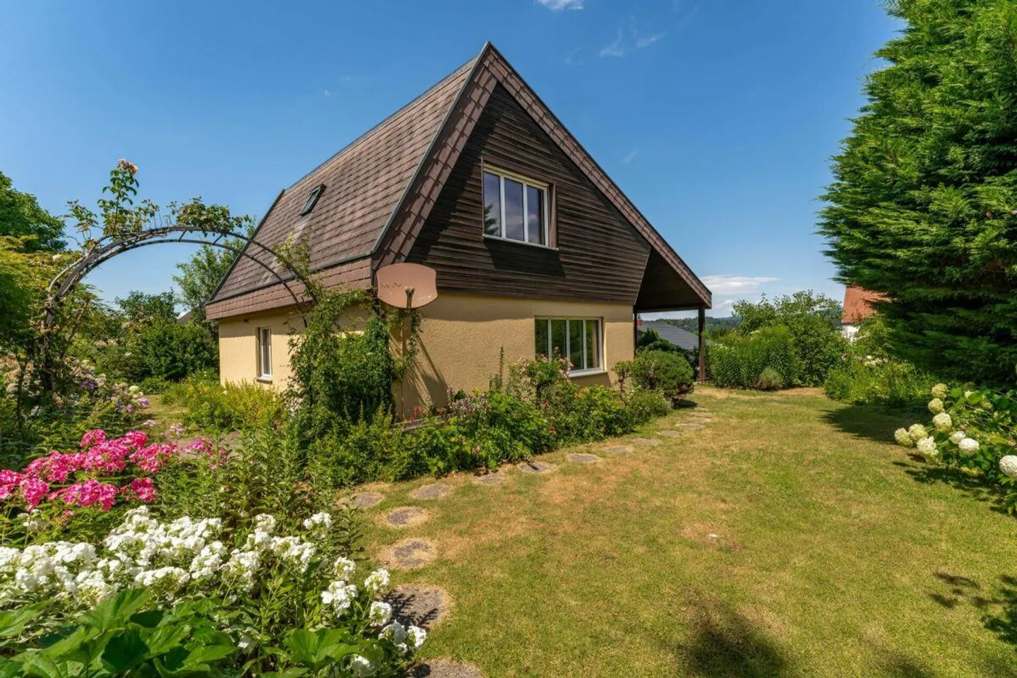 Es schmucks 5.5-Zimmer-Eifamiliehuus mit viel Potenzial - Foto 1 von 12