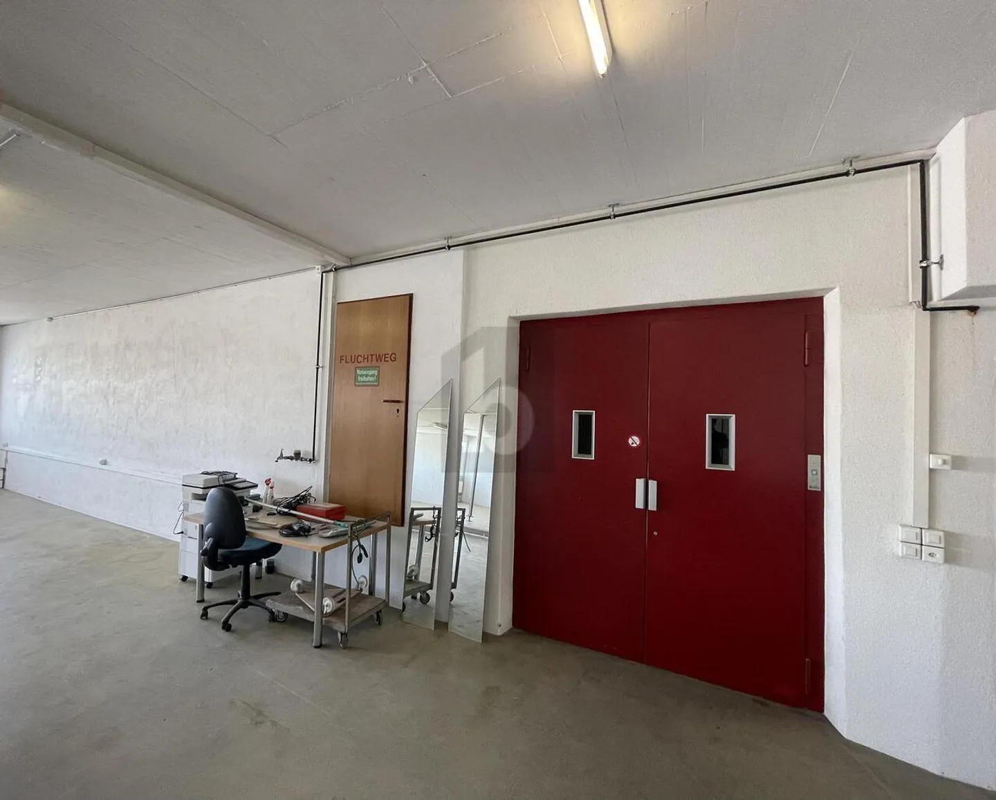 SPACIOUS AND IN AN IDEAL LOCATION - Photo 2 of 5